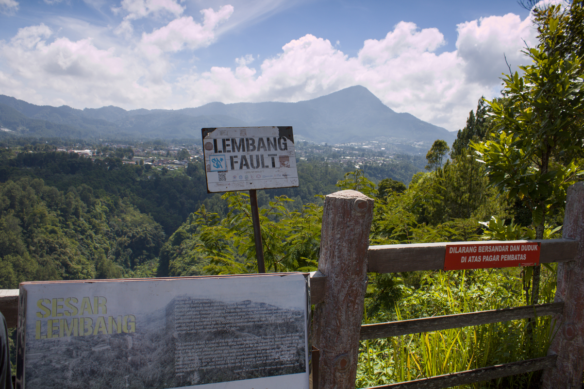 Jalan-Jalan ke Tebing Keraton, Bandung, Jawa Barat untuk Melihat Burung-Burung